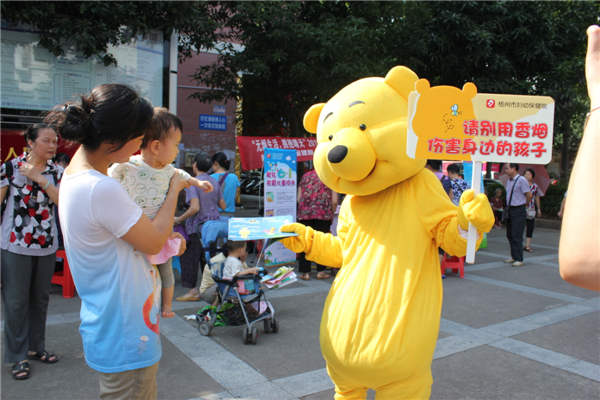 5月29日，梧州市婦幼保健院到潘塘公園參與衛(wèi)生系統(tǒng)開展的世界無煙日宣傳活動，該院醫(yī)務人員扮成可愛的卡通造型，呼吁市民為孩