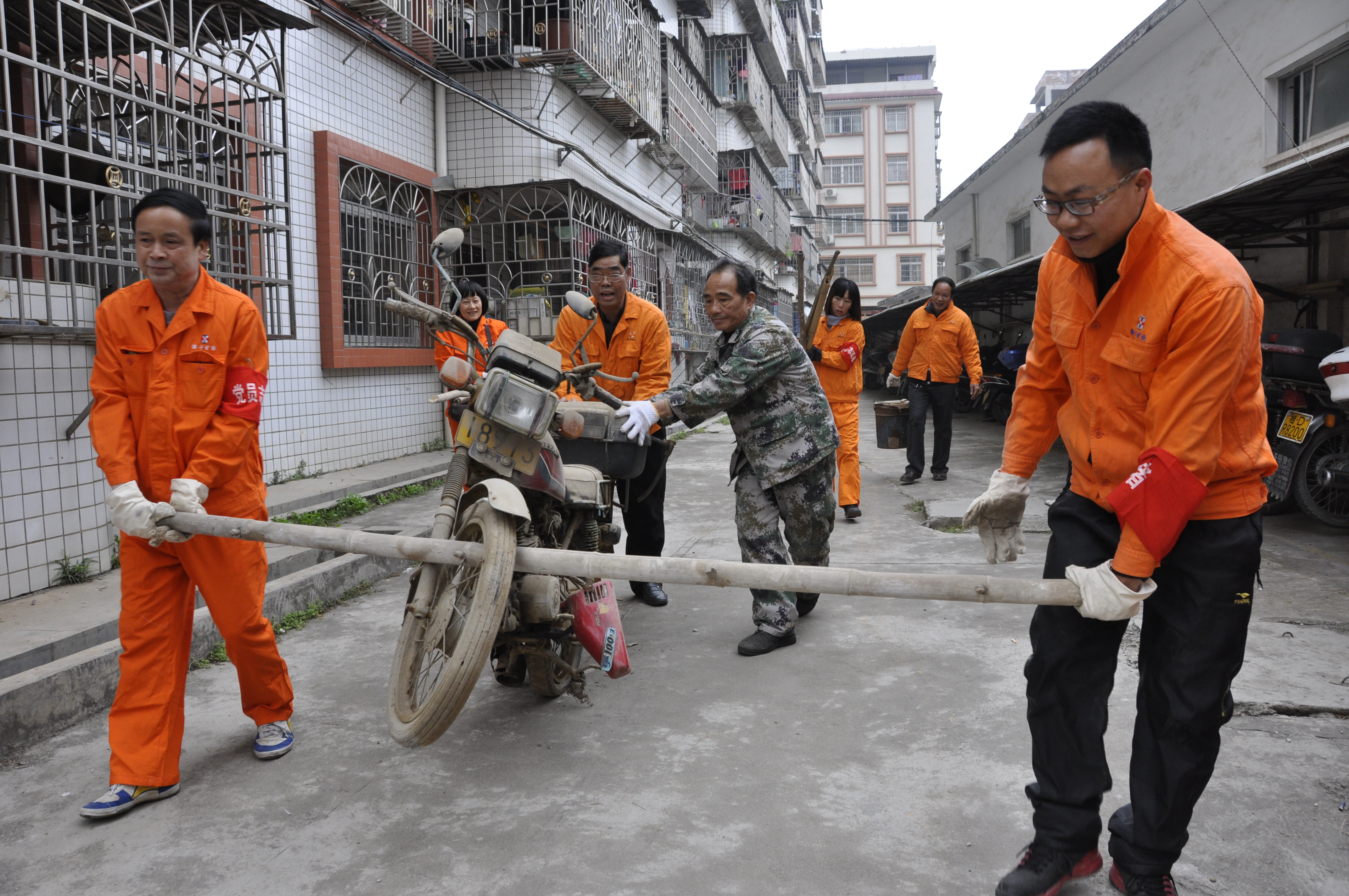 佛子公司開展清理廢舊摩托車、自行車、生活垃圾志愿者服務(wù)活動(dòng)