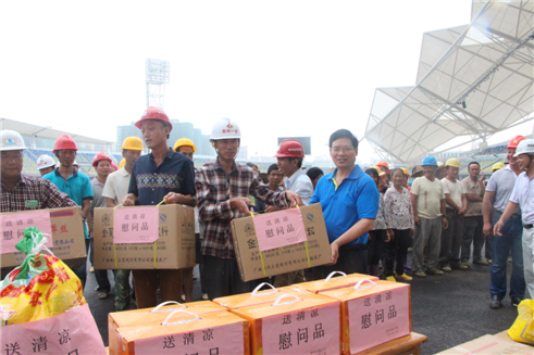 市總工會黨組書記、常務副主席為在建體育場農(nóng)民工送清涼