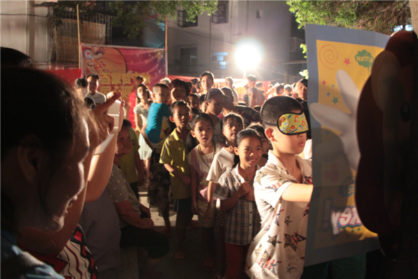在中秋節(jié)來(lái)臨之際，為進(jìn)一步拓展“雙報(bào)到”活動(dòng)，踐行“兩學(xué)一做”學(xué)習(xí)教育，關(guān)愛社區(qū)職工群眾，營(yíng)造歡樂(lè)祥和的節(jié)日氛圍，梧州市