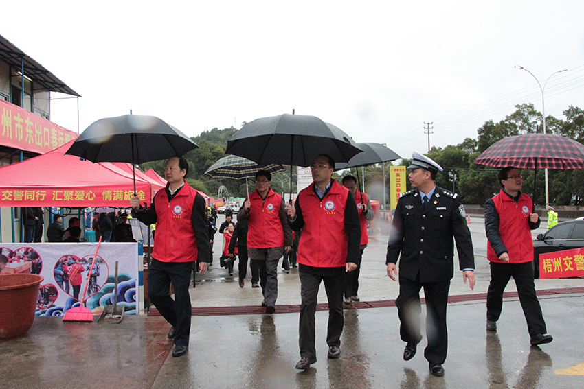 市委常委、組織部部長張惠強(qiáng)，市人大副主任、市總工會主席徐遠(yuǎn)洲一行在東出口春運(yùn)服務(wù)站視察各行業(yè)愛心服務(wù)站.jpg