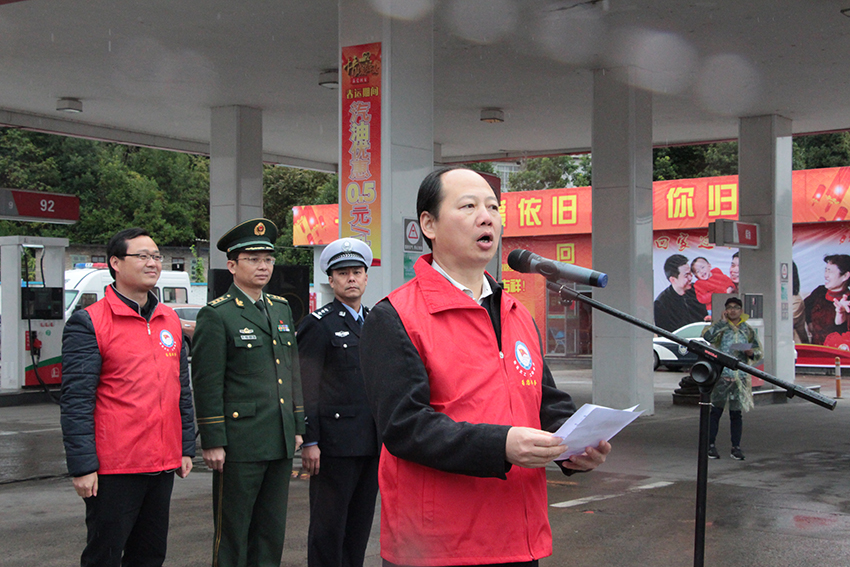 市人大副主任、市總工會主席徐遠(yuǎn)洲在主持“暖流活動”啟動儀式.jpg