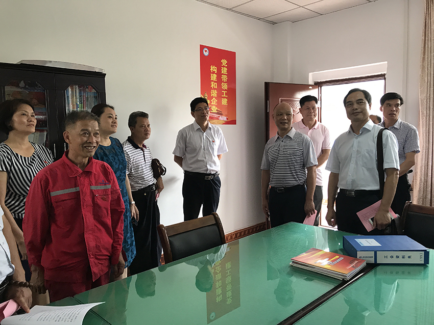 3-與會人員觀摩岑溪供水有限公司勞模創(chuàng)新工作室.JPG