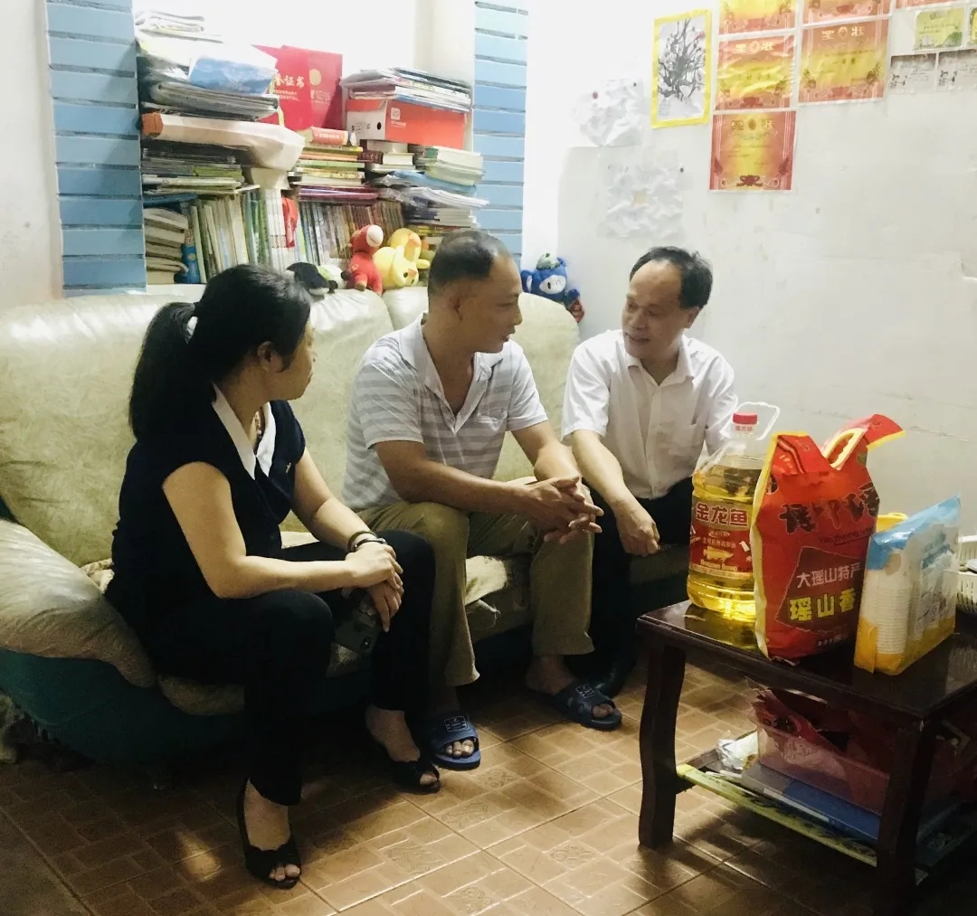 節(jié)日慰問(wèn)暖人心，結(jié)對(duì)幫扶情誼真