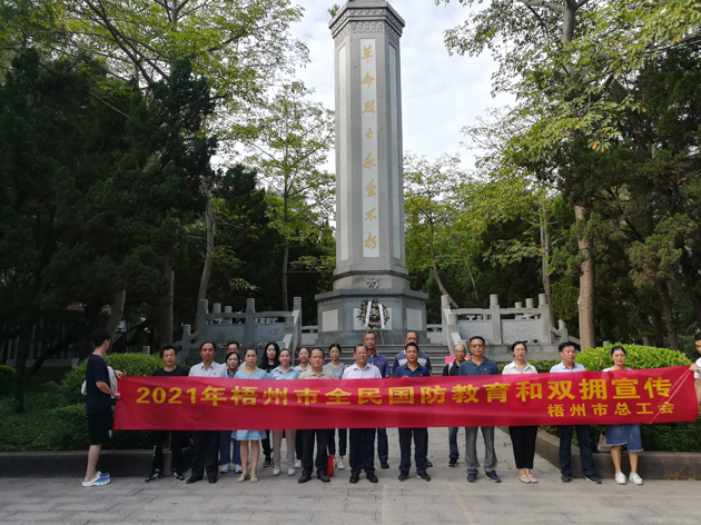 瞻仰烈士紀念碑，在緬懷烈士中提升國防意識