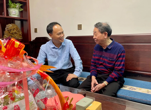 秋意濃，情意真，重陽(yáng)慰問(wèn)暖人心