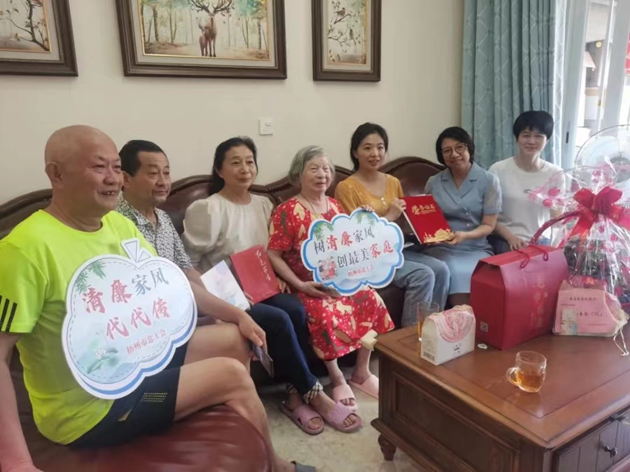 廉潔到訪 送禮到家——市總工會(huì)等部門(mén)開(kāi)展“禮遇最美家庭 弘揚(yáng)清廉家風(fēng)”活動(dòng)