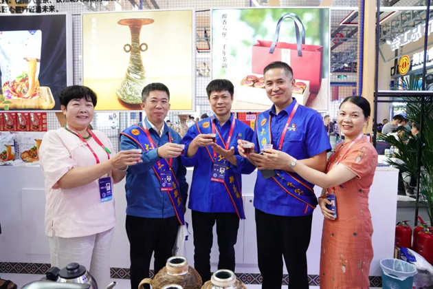 梧茶飄香展魅力，技能創(chuàng)新眾人捧丨梧州六堡茶亮相第二屆大國工匠創(chuàng)新交流大會(huì)