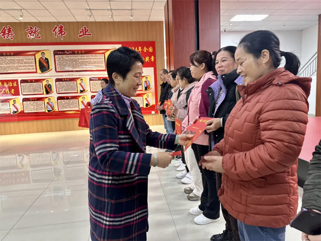 自治區(qū)總工會(huì)慰問(wèn)團(tuán)到梧州開展工會(huì)送溫暖活動(dòng)