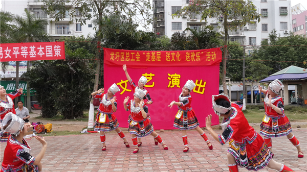 為豐富廣大職工群眾的精神文化生活，營造歡樂祥和的節(jié)日氣氛，2015年春節(jié)期間龍圩區(qū)總工會(huì)深入開展“走基層 送文化 送歡樂