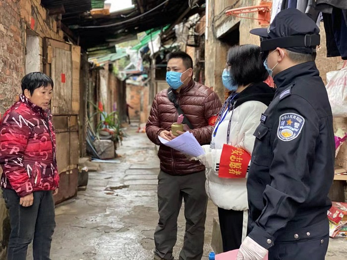 圖2.2月4日，萬(wàn)秀區(qū)總工會(huì)主席莫培燁到龍骨社區(qū)協(xié)助開(kāi)展疫情防控核查和宣傳工作.jpg