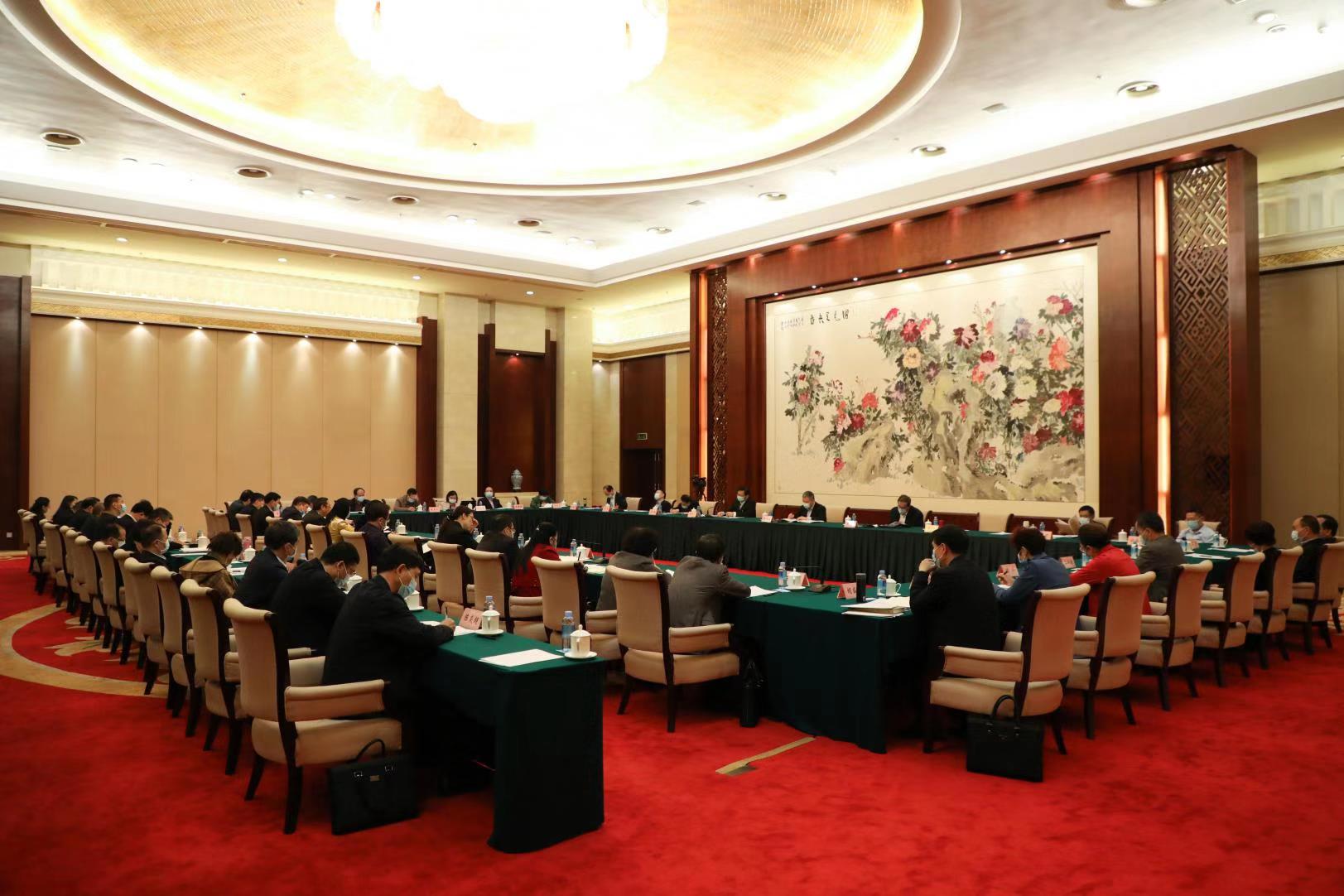 自治區(qū)政協(xié)十二屆四次會議召開期間，工會界別委員結(jié)合工作實際，積極建言獻策——
