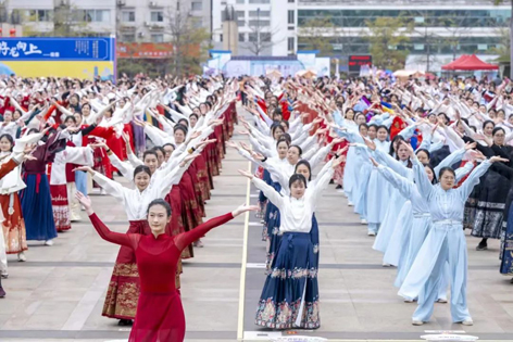 【跟黨奮進(jìn)新征程 巾幗建功新時(shí)代】梧州市第十二屆婦女國風(fēng)趣味體育運(yùn)動會暨“梧家巧姐姐”國潮集市，精彩綻放！